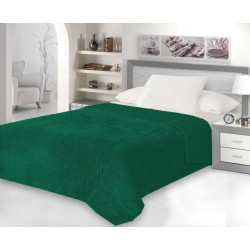 Minkšti šilti pledai ant lovos. Žalios spalvos pledai lovatiesės